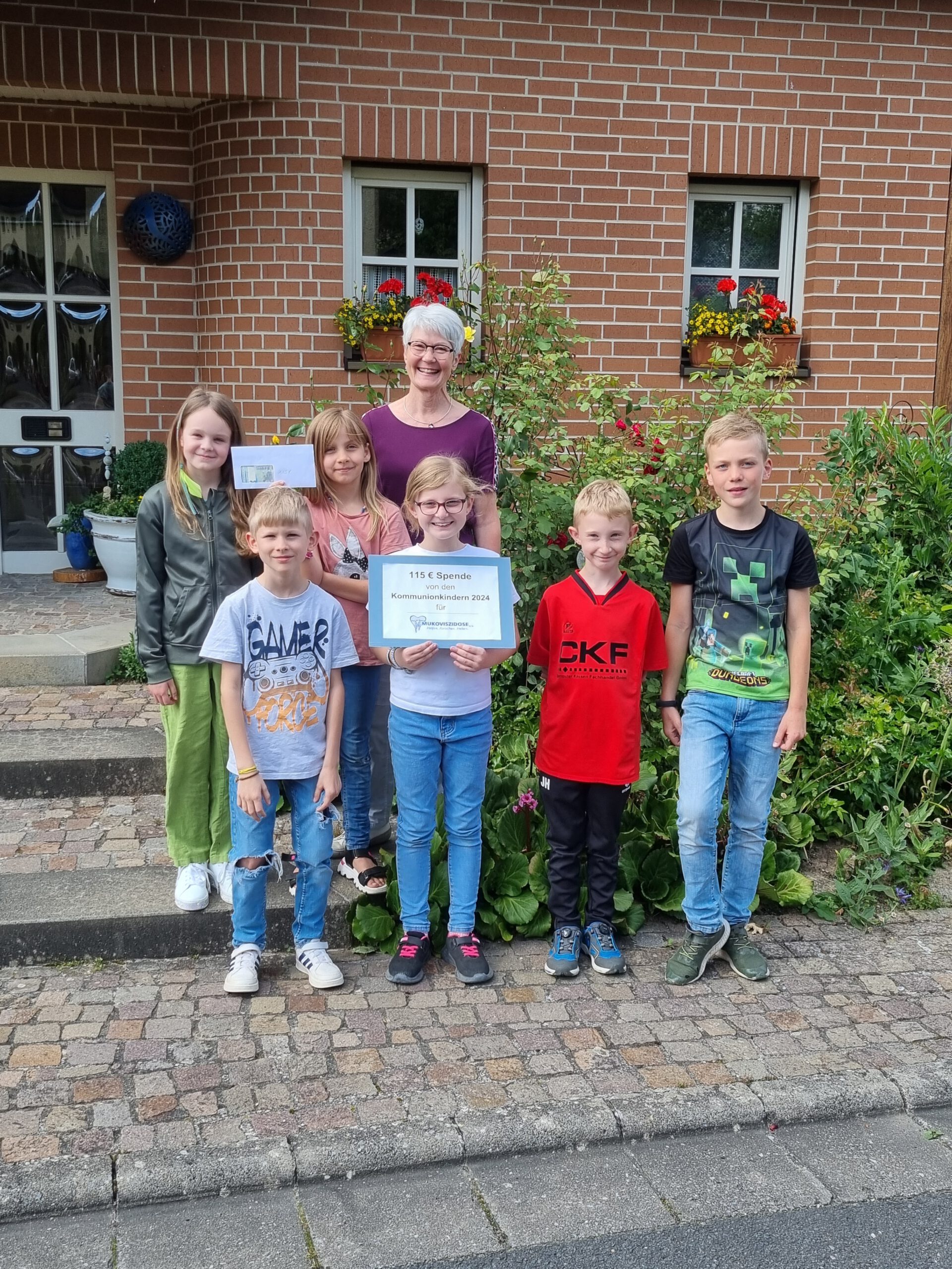 Spendenübergabe der Kommunionkinder aus Retzstadt