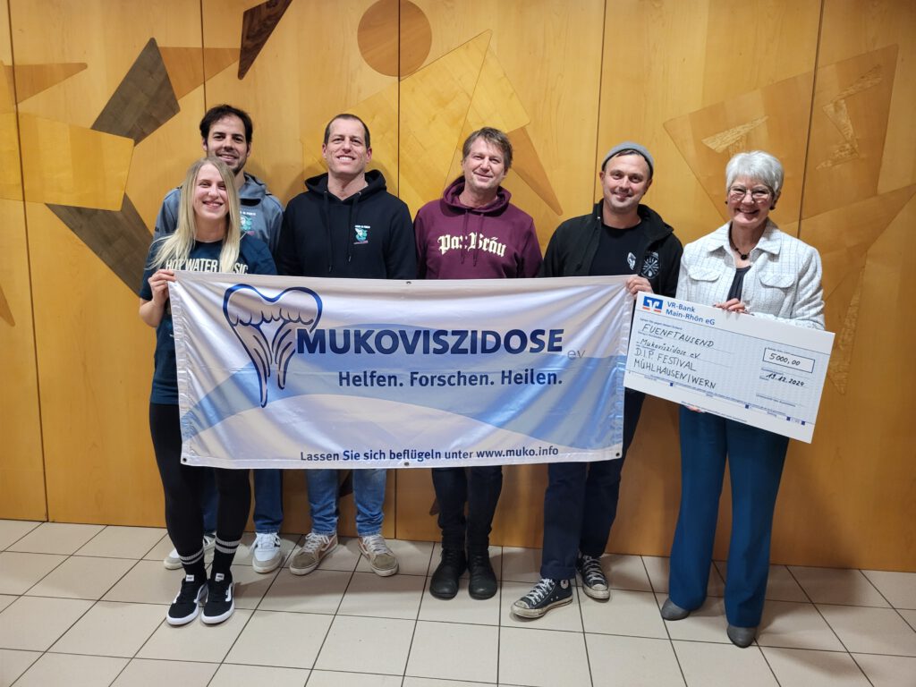 Drunk in Public Festival-Festival: Spendenübergabe in Höhe von 5000 Euro